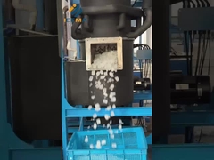 مهندس در حال راه اندازی یک دستگاه یخ لوله